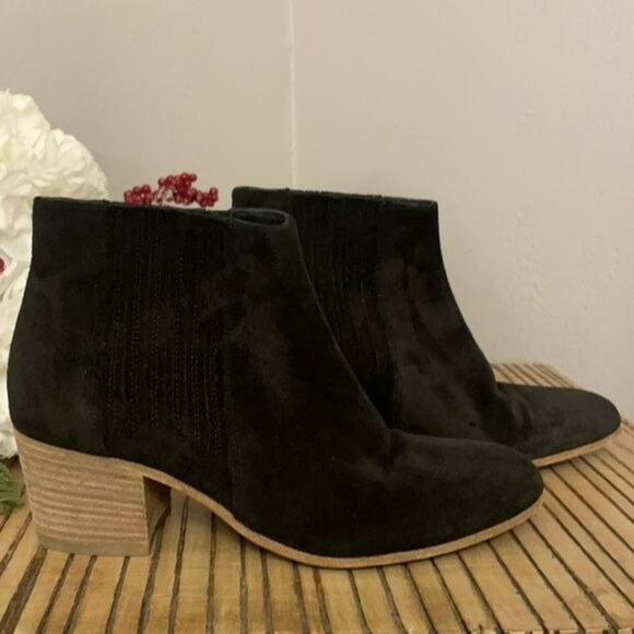 Vince Women's Suede Ankle Booties Black 7M Made in Italy - Picture 5 of 9